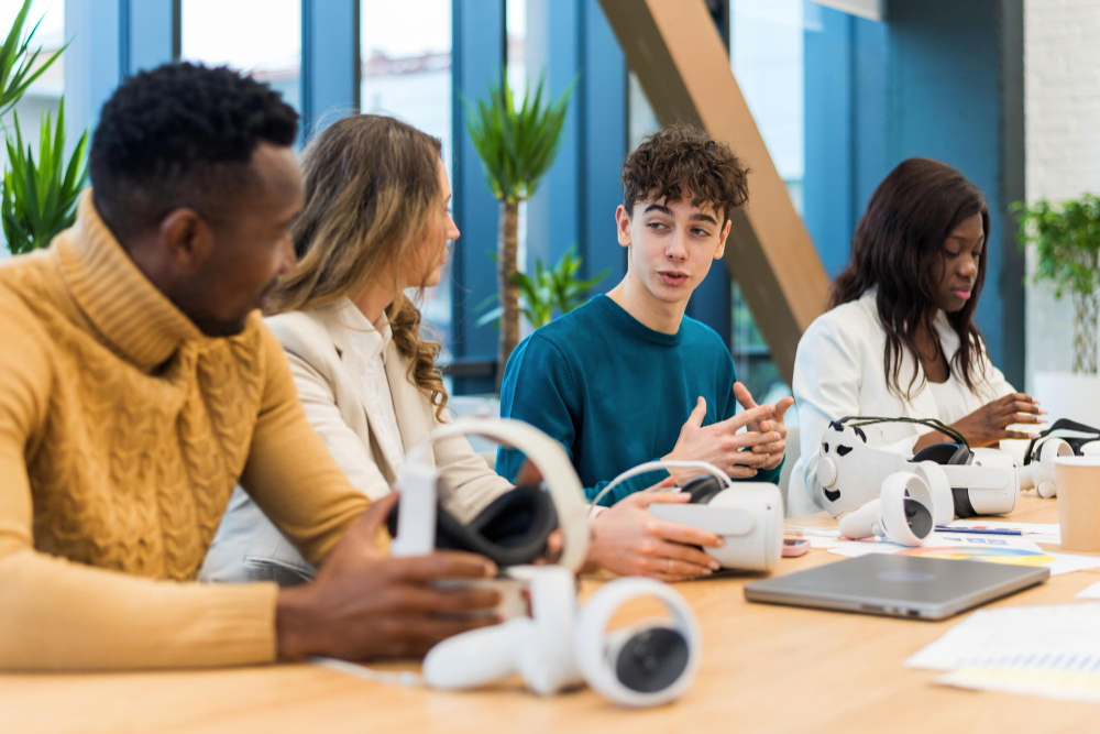 Jovenes reunidos estudiando con dispostivos de realidad virtual