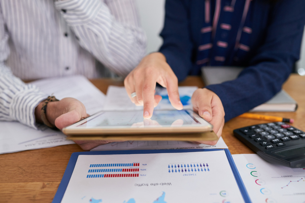 Compañeros de trabajo discutiendo análisis de ventas