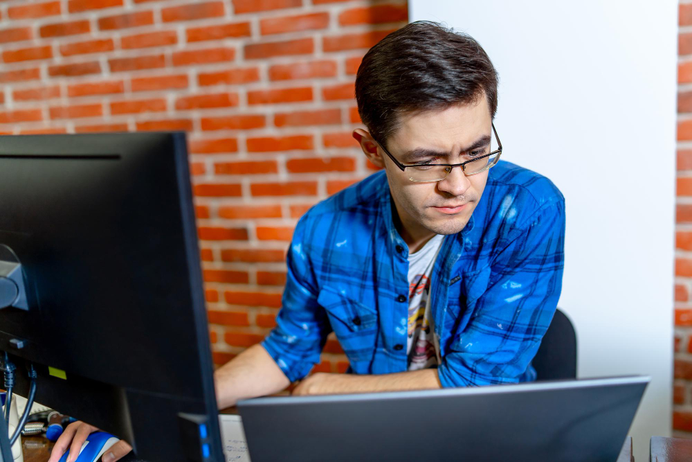 Chico estudiando ingenieria informática