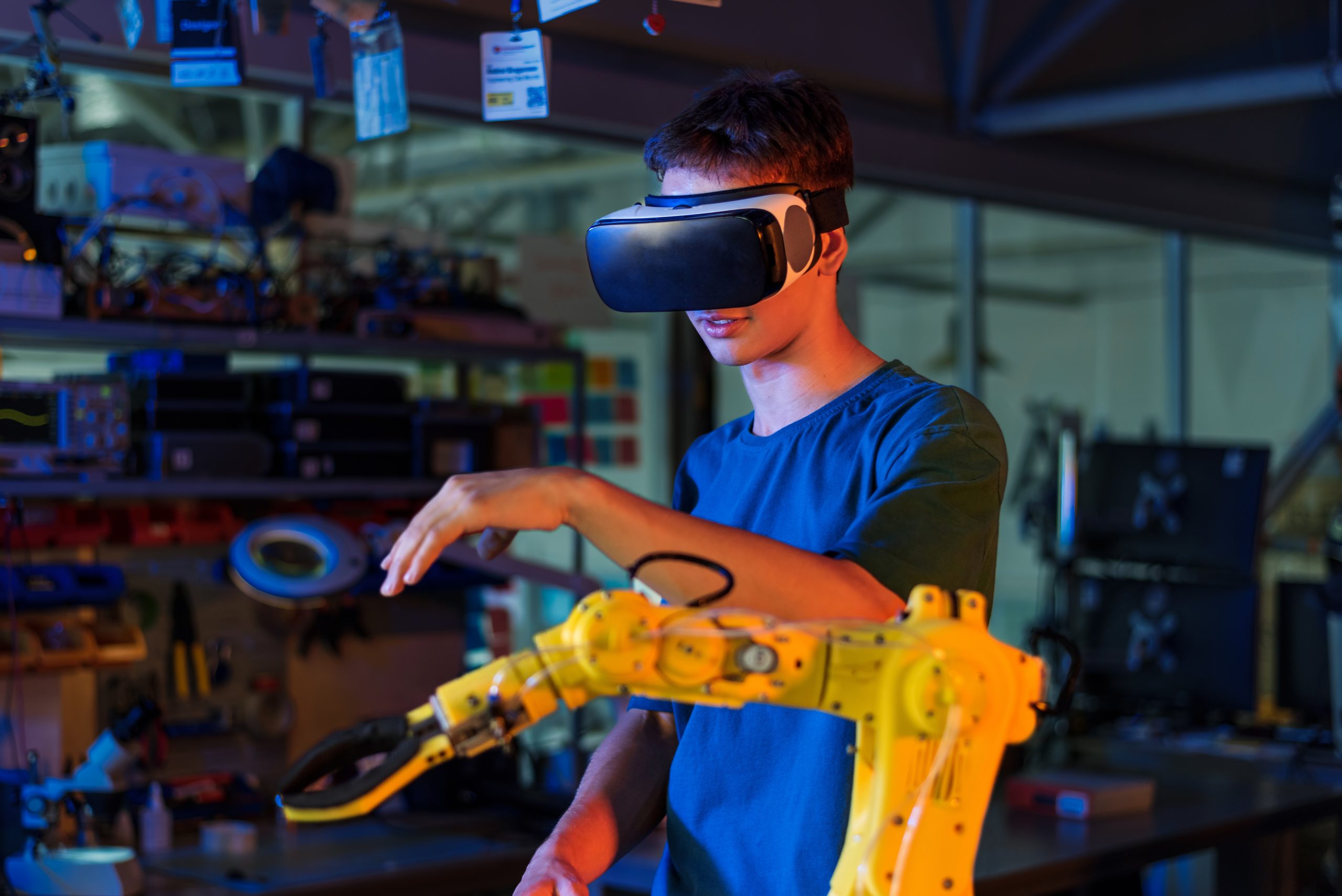 Adolescente haciendo experimentos de robótica en un laboratorio
